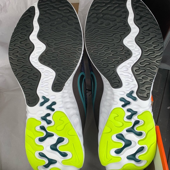 Nike Running Shoes - Picture 2 of 5